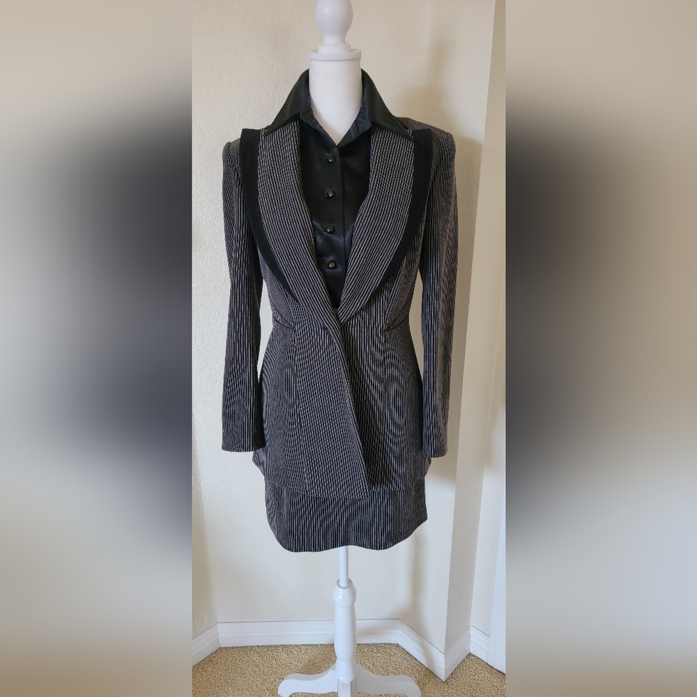 Tom Klaim Detachable Collar Suite, size 8.